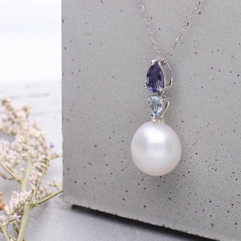 【菫】シロチョウパール（南洋 白蝶真珠） 10mm ショートオーバル アイオライト ブルートパーズ ペンダントトップ K18 ホワイトゴールド