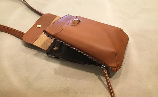 【alto.】縦型スマートショルダーバッグ AMSB-1030（ブラウン）