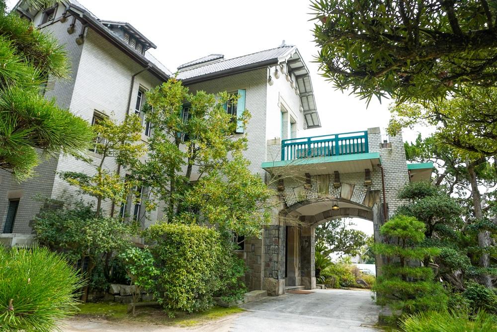 【LE UN 神戸迎賓館】ペアランチ食事券《グラススパークリング付、前菜・スープ・メイン料理・デザート・パン・食後の飲み物》