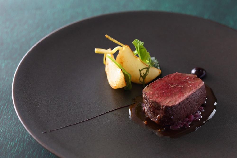 【LE UN 神戸迎賓館】ペアランチまたはディナー食事券《アミューズ・前菜・スープ・魚料理・肉料理・本日のデザート・パン・食後の飲み物》