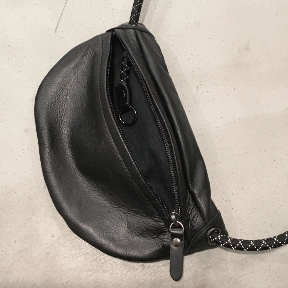 【-LESS PREVAIL】Revive／キーリングスライドボディバッグ　Ｓ　（ブラック）　PSTB-6005