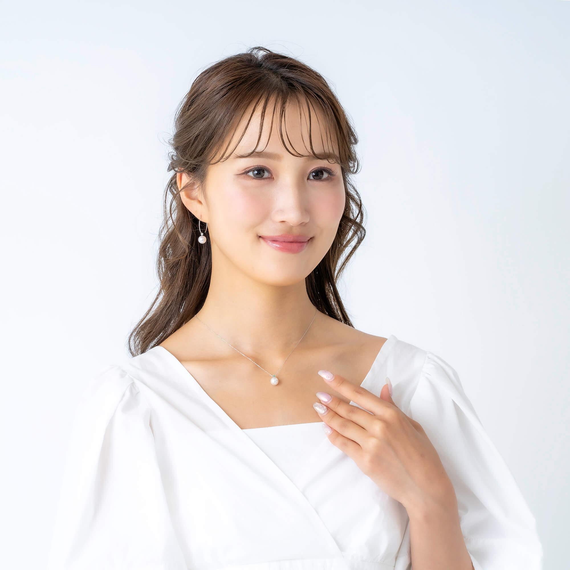 5月 誕生石 エメラルド 無調色 アコヤ真珠（日本） 8.0mm ラウンド Pt900 プラチナ ペンダント ネックレス（チェーン付き）