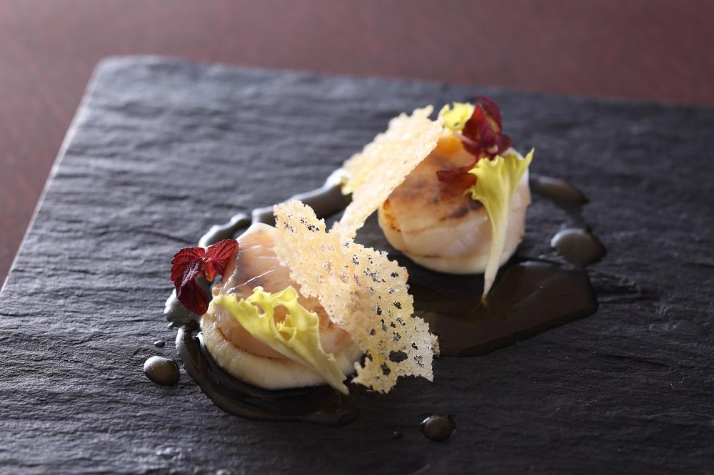 【LE UN 神戸迎賓館】ペアランチまたはディナー食事券《アミューズ・前菜・スープ・魚料理・肉料理・本日のデザート・パン・食後の飲み物》