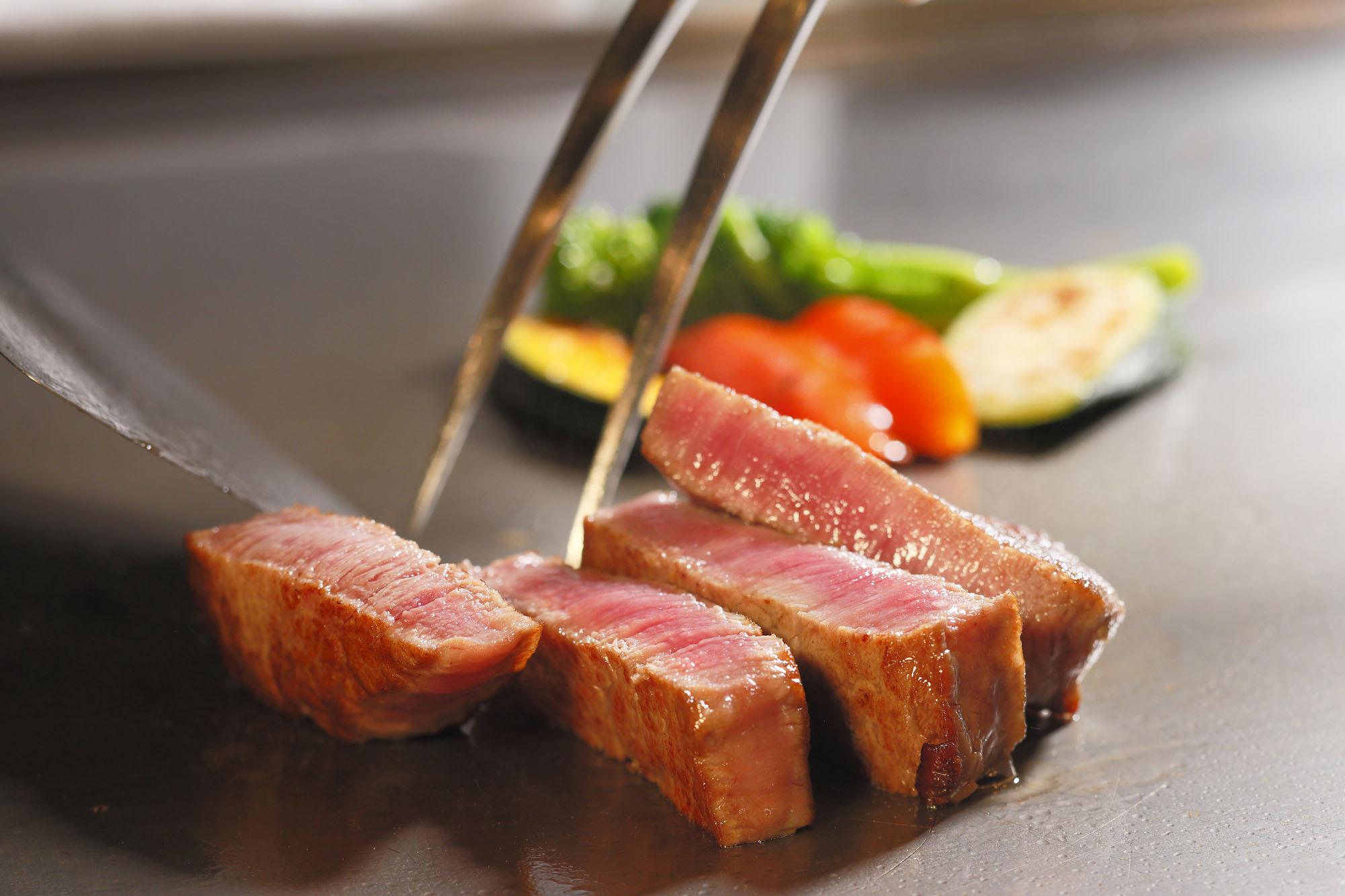 【鉄板焼　さざんか（ホテルオークラ神戸）】ペアランチまたはディナー食事券≪前菜、さざんかサラダ、魚介、焼野菜、国産牛ロース、ガーリックライスまたはご飯、赤出し、香の物、デザート、コーヒーまたは紅茶≫