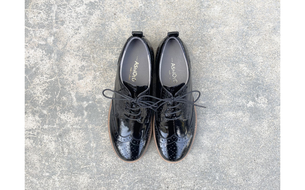 軽量メダリオンシューズ　【ブラックエナメル / サイズ　22.0センチ】