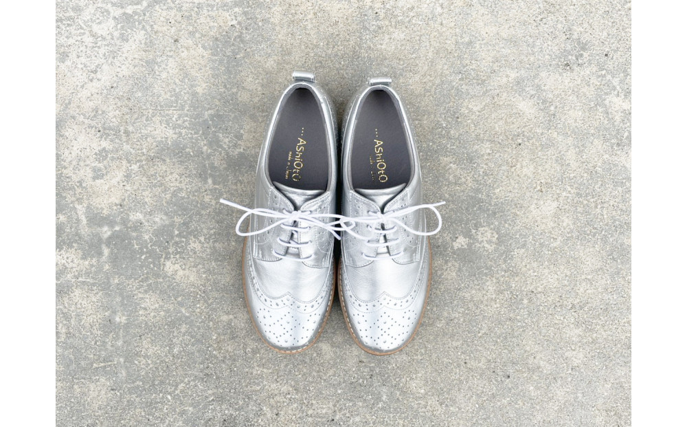 軽量メダリオンシューズ　【シルバー / サイズ　25.5センチ】