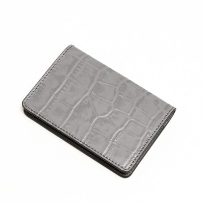 個性的でスタイリッシュ、耐久性も兼ね備えたクロコダイル模様の免許証入れ[国産型押し牛革(グレイ)]