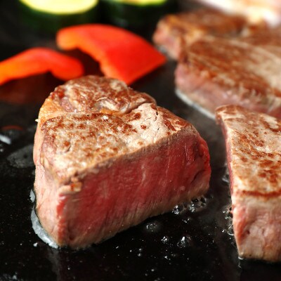 和牛セレブの神戸牛モモステーキ(黒折箱)　300g【配送不可地域：離島】