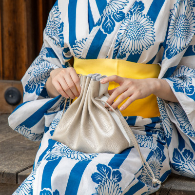 【シルバーホワイト】国産本革の巾着バッグ シュリンク型押し牛革使用(ショルダー付き)