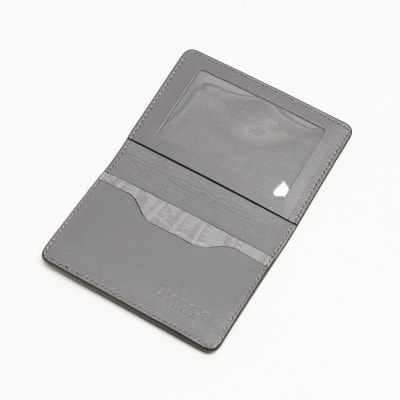 個性的でスタイリッシュ、耐久性も兼ね備えたクロコダイル模様の免許証入れ[国産型押し牛革(グレイ)]