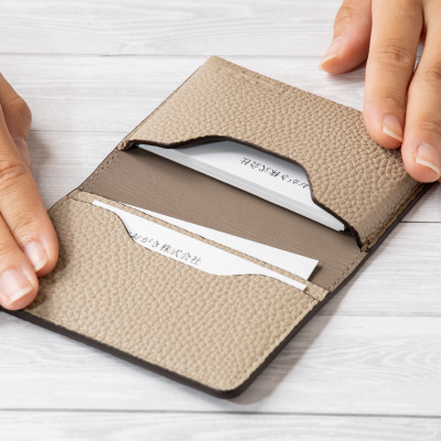 HEDGE　ドイツペリンガー社の本シュリンク牛革を使用した名刺入れ(グレージュ)