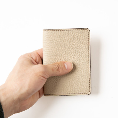カジュアルで上品な運転免許証用カードケース(サンドベージュ)兵庫県たつの市産型押し牛革　HEDGE