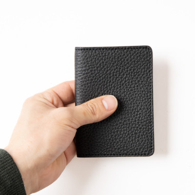 心地いい柔らかさと奥深いブラックが魅力の運転免許証ケース[兵庫県たつの市産牛革] -HEDGE-