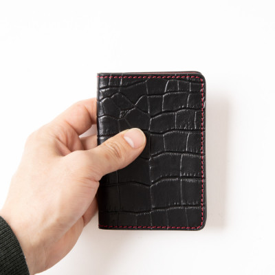 免許証をコンパクトに携帯できる ブラッククロコのカードケース[たつの市産型押し牛革]