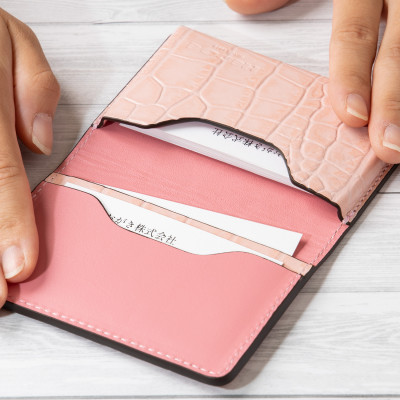 淡いピンクの名刺入れ 立体ポケット設計 たつの市産クロコ型押し牛革　HEDGE
