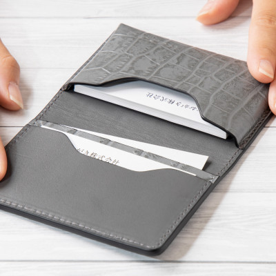 上品なグレイとワイルドなクロコ模様の名刺入れ 鮮やかで丈夫な顔料染め 兵庫県たつの市の牛革