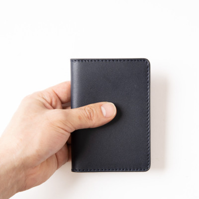 【兵庫県たつの市産牛革使用】染料染めオイルレザーの免許証用カードケース (ネイビー)　HEDGE