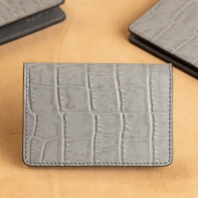 個性的でスタイリッシュ、耐久性も兼ね備えたクロコダイル模様の免許証入れ[国産型押し牛革(グレイ)]