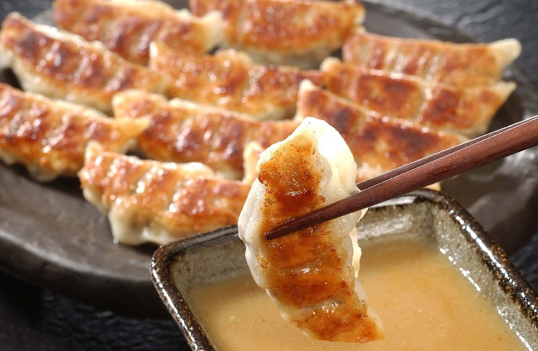 芦屋 伊東屋 謹製 オリジナル 黒豚 餃子 40個（醤油・味噌タレ 付き）【餃子 ぎょうざ ギョーザ 中華 点心 惣菜 おかず おつまみ 冷凍総菜 ジューシー 鹿児島産 国産豚 豚肉 もちもち皮 肉汁 たっぷり 冷凍 イトー屋 お取り寄せ ギフト お中元 お歳暮】