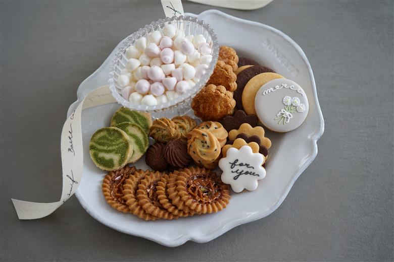 エミーフ クッキー缶（デイジー缶 M）[ 数量限定・期間限定 ] ＜11月以降発送＞【emif】クッキー アイシングクッキー クッキーボックス 焼き菓子 焼菓子 洋菓子 スイーツ お菓子 おかし おやつ 人気 缶 アソート 詰め合わせ お取り寄せ 内祝い 引菓子 贈り物 プレゼント 004-a001_A_R7