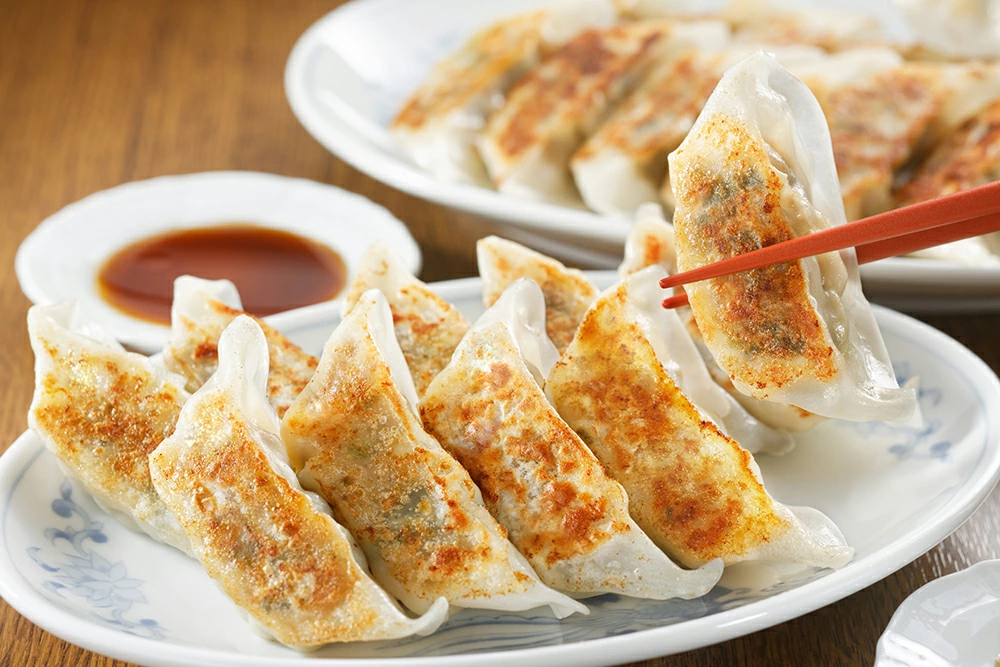 芦屋 伊東屋 謹製 オリジナル 黒豚 餃子 40個（醤油・味噌タレ 付き）【餃子 ぎょうざ ギョーザ 中華 点心 惣菜 おかず おつまみ 冷凍総菜 ジューシー 鹿児島産 国産豚 豚肉 もちもち皮 肉汁 たっぷり 冷凍 イトー屋 お取り寄せ ギフト お中元 お歳暮】