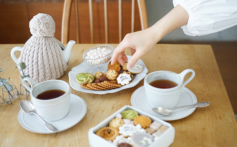 エミーフ クッキー缶（デイジー缶 M）[ 数量限定・期間限定 ] ＜11月以降発送＞【emif】クッキー アイシングクッキー クッキーボックス 焼き菓子 焼菓子 洋菓子 スイーツ お菓子 おかし おやつ 人気 缶 アソート 詰め合わせ お取り寄せ 内祝い 引菓子 贈り物 プレゼント 004-a001_A_R7