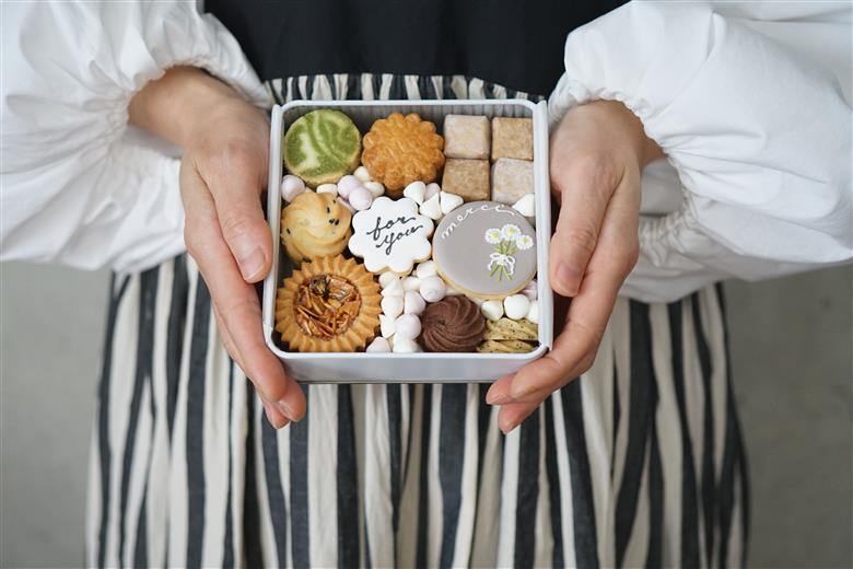 エミーフ クッキー缶（デイジー缶 M）[ 数量限定・期間限定 ] ＜11月以降発送＞【emif】クッキー アイシングクッキー クッキーボックス 焼き菓子 焼菓子 洋菓子 スイーツ お菓子 おかし おやつ 人気 缶 アソート 詰め合わせ お取り寄せ 内祝い 引菓子 贈り物 プレゼント 004-a001_A_R7