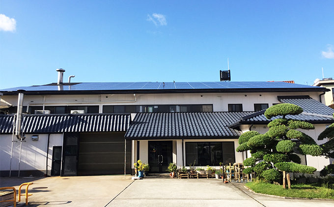 ＜先行予約＞ 創業100有余年の老舗味噌屋 六甲みその「天然醸造 完熟みそ 2kg 樽詰め」[10月15日以降発送]【六甲味噌 六甲みそ 味噌 みそ 調味料 発酵食品 天然醸造 関西風 まろやか 塩分抑えめ ヘルシー 米赤味噌 まろやか 豊かな香り コク】 [065-a005]