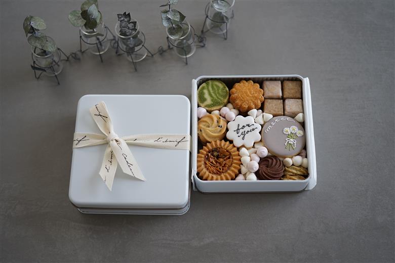 エミーフ クッキー缶（デイジー缶 M）[ 数量限定・期間限定 ] ＜11月以降発送＞【emif】クッキー アイシングクッキー クッキーボックス 焼き菓子 焼菓子 洋菓子 スイーツ お菓子 おかし おやつ 人気 缶 アソート 詰め合わせ お取り寄せ 内祝い 引菓子 贈り物 プレゼント 004-a001_A_R7