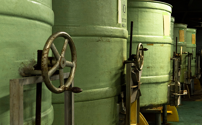 ＜先行予約＞ 創業100有余年の老舗味噌屋 六甲みその「天然醸造 完熟みそ 2kg 樽詰め」[10月15日以降発送]【六甲味噌 六甲みそ 味噌 みそ 調味料 発酵食品 天然醸造 関西風 まろやか 塩分抑えめ ヘルシー 米赤味噌 まろやか 豊かな香り コク】 [065-a005]