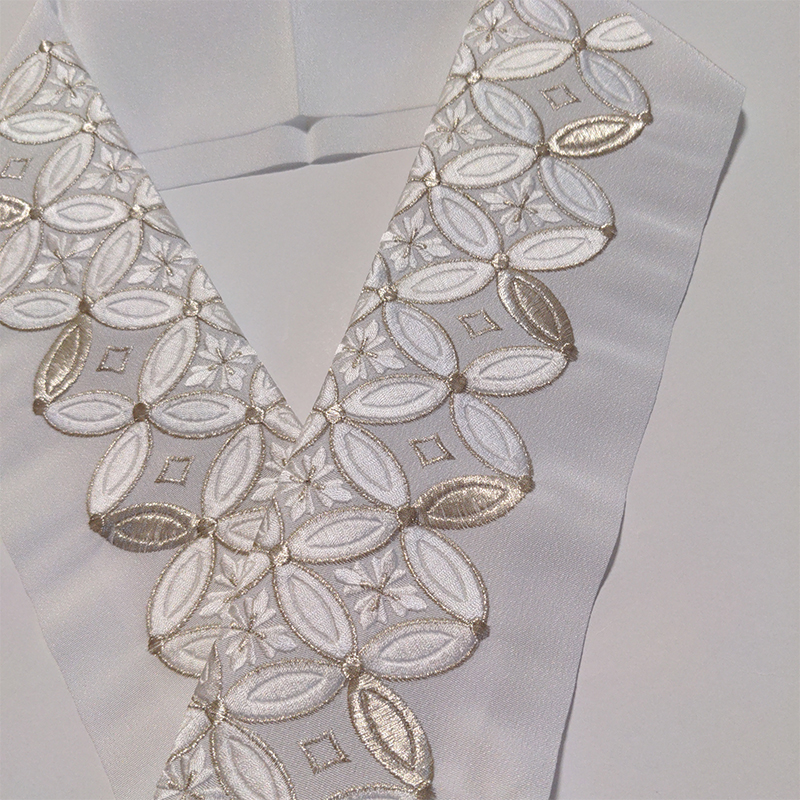 半衿　白地に白とシルバーの七宝繋ぎ柄　刺繍