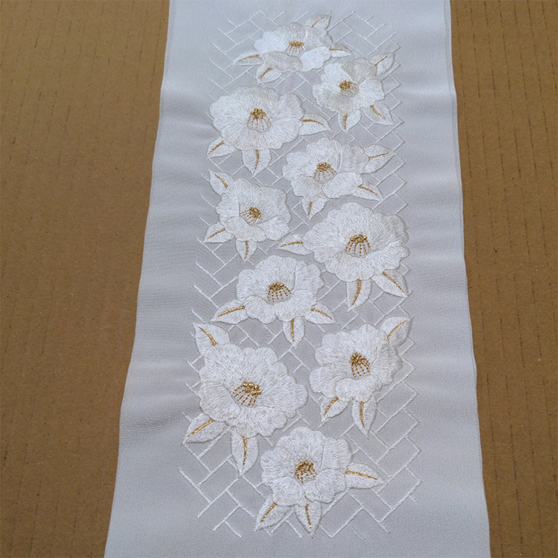 半衿　椿　白地に白とゴールド　刺繍