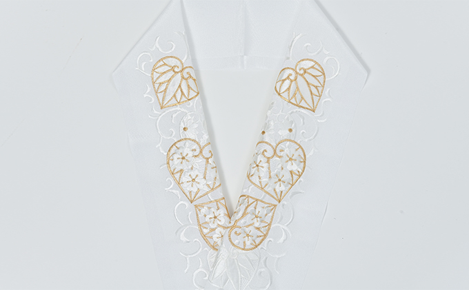 半衿　あおいの柄　ししゅう　白地に白と金の糸 刺繍