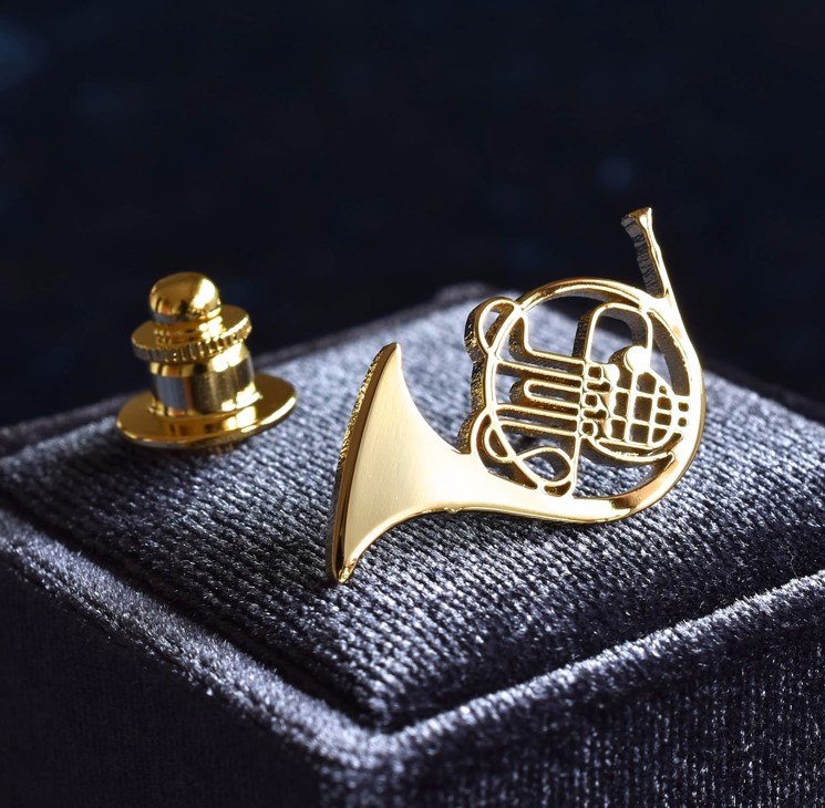 ホルン ピンブローチ K18ゴールドメッキ