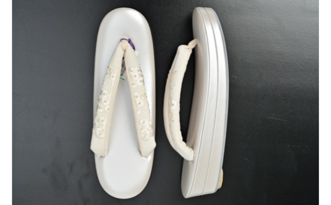 ぞうり　薄グレーの2段の台　小花の刺繍　Ｌサイズ