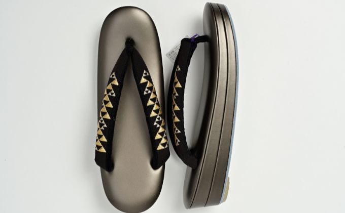 ぞうり　草履　艶消しの黒の台　黒地にゴールドの鱗柄　刺繍の花緒 Lサイズ