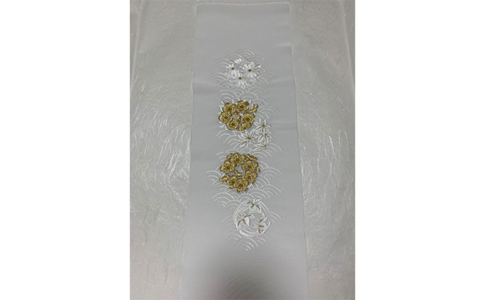 半衿　白地に白とゴールドの花丸紋の刺繍　着物　きもの