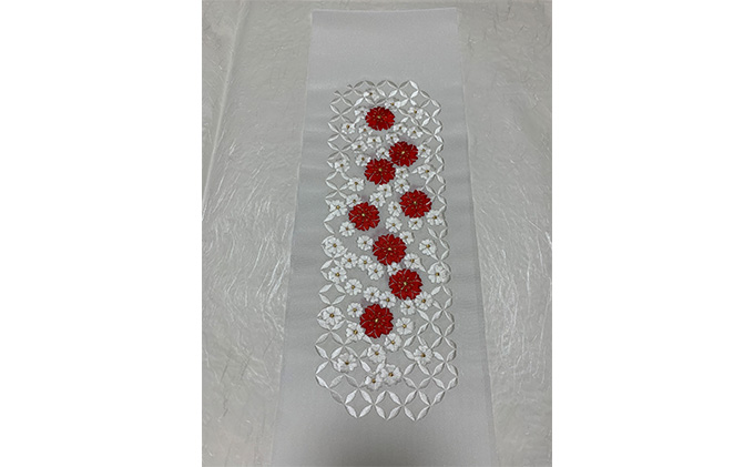 半衿　白地に白と赤　七宝と花柄　刺繍