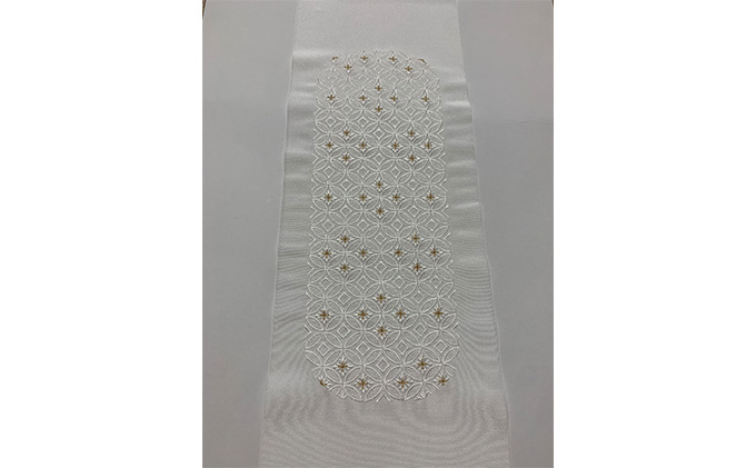 半衿　白糸とゴールドの糸で小さめの七宝繋ぎの柄