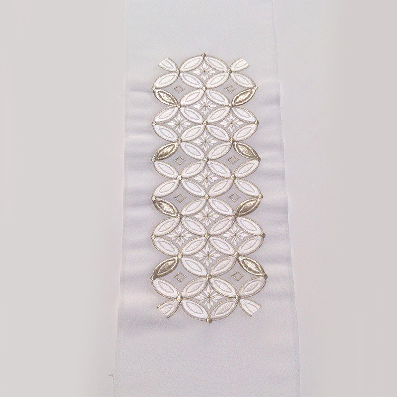 半衿　白地に白とシルバーの七宝繋ぎ柄　刺繍