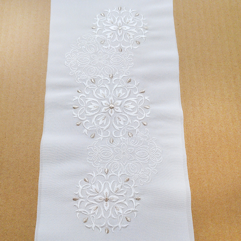 半衿　白地に白とシルバーの華紋柄　刺繍