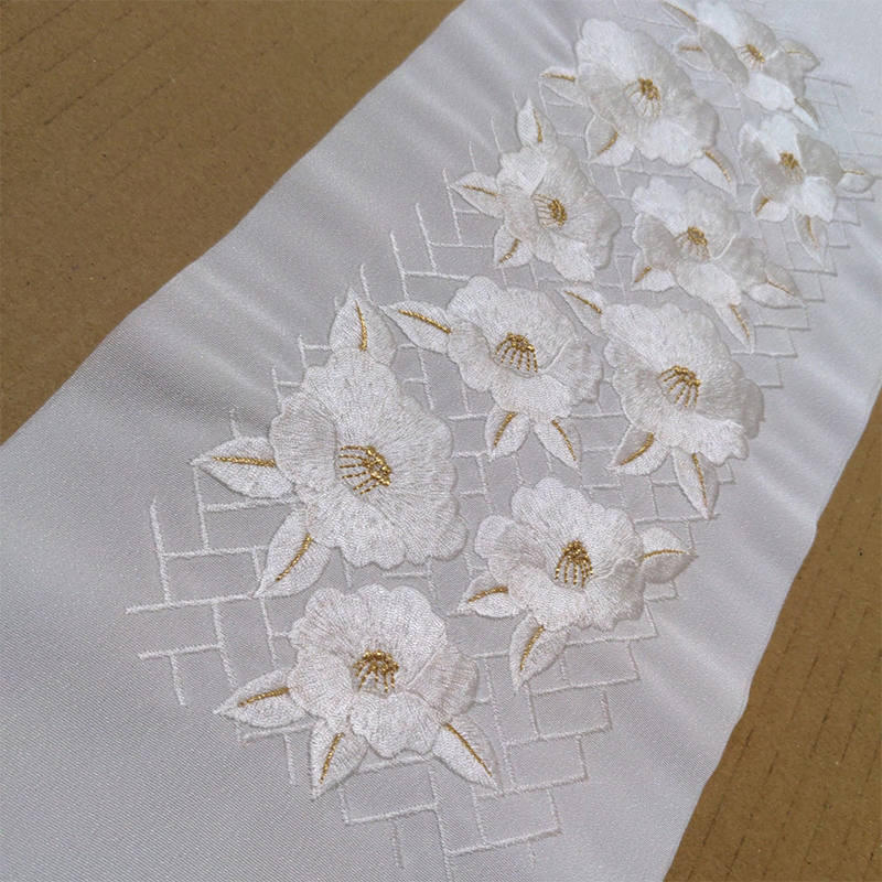 半衿　椿　白地に白とゴールド　刺繍