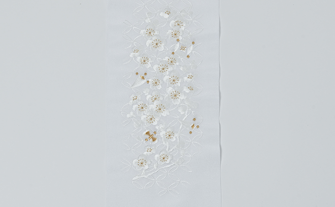 半衿　七宝繋ぎに宝尽くしの柄　ししゅう　白地に白と金の糸 刺繍