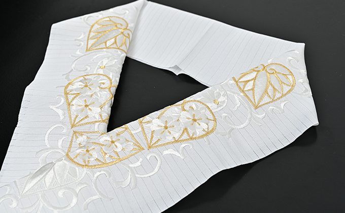 半衿　絽　夏物　白地に白と金の糸での刺繍　葵の柄   あおい