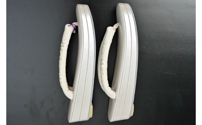 ぞうり　薄グレーの2段の台　小花の刺繍　Ｌサイズ