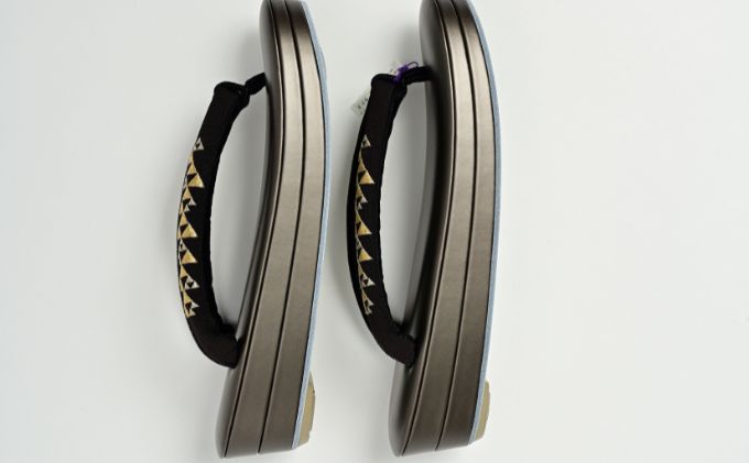 ぞうり　草履　艶消しの黒の台　黒地にゴールドの鱗柄　刺繍の花緒 Lサイズ