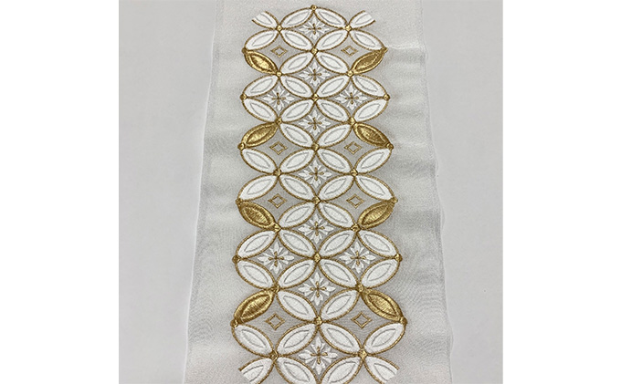 半衿　白地に白とゴールドの七宝繋ぎ柄　刺繍