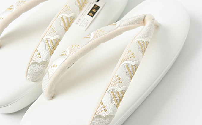 ぞうり　草履　松青海波の刺繍花緒　白　Lサイズ　お着物に　きものに 和装 式典 セレモニー 結婚式 入園 卒園 入学 卒業 初釜 お茶会 周年 誕生日会 クリスマスパーティー 牛革