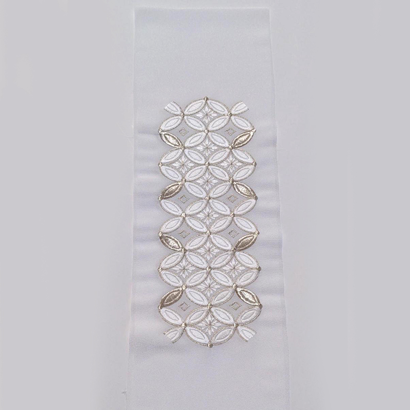 半衿　白地に白とシルバーの七宝繋ぎ柄　刺繍