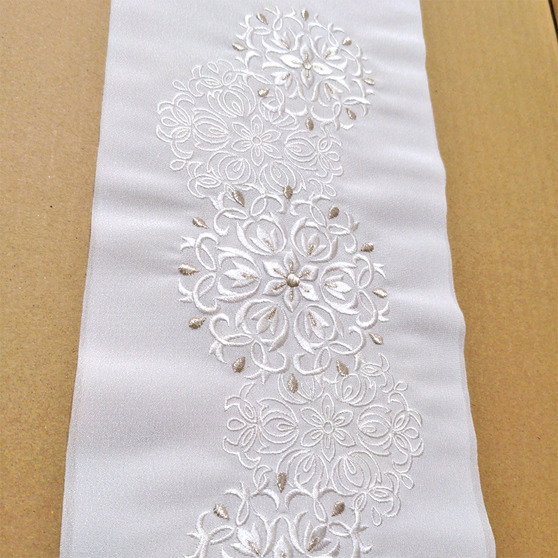 半衿　白地に白とシルバーの華紋柄　刺繍